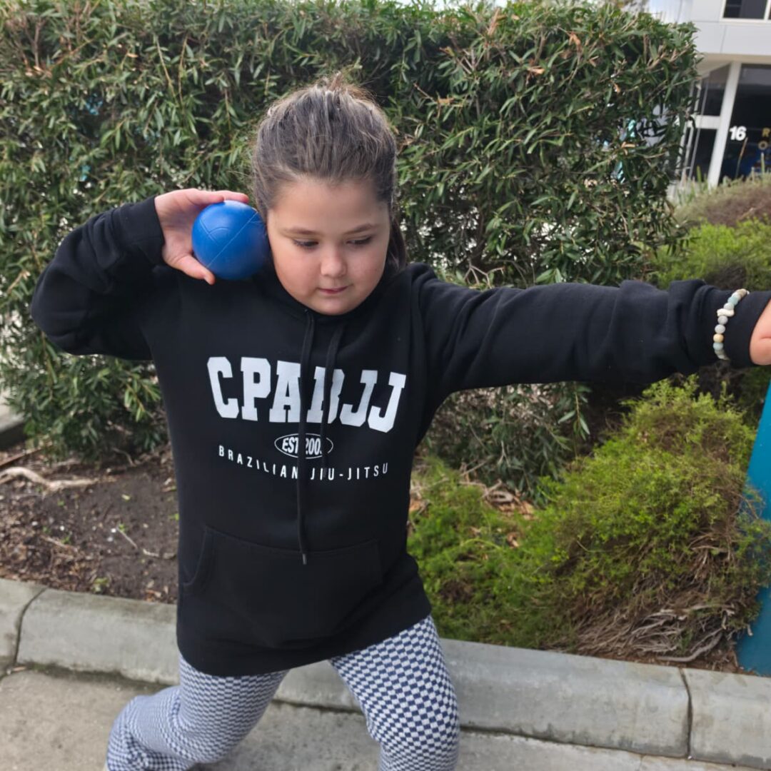Shotput throw demo (Gabby)